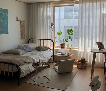 たっぷり差し込む光が気持ちいい。開放的な窓があるお部屋