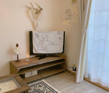 生活感を隠したい…。テレビ台をおしゃれに飾ったお部屋