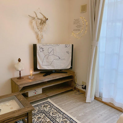 生活感を隠したい…。テレビ台をおしゃれに飾ったお部屋