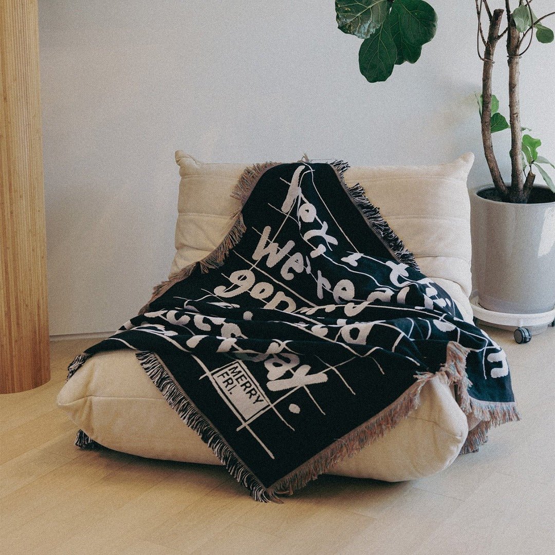 BR-10492-MERRY FRIDAY-MERRY FRIDAY ブランケット｜Typo II Noire