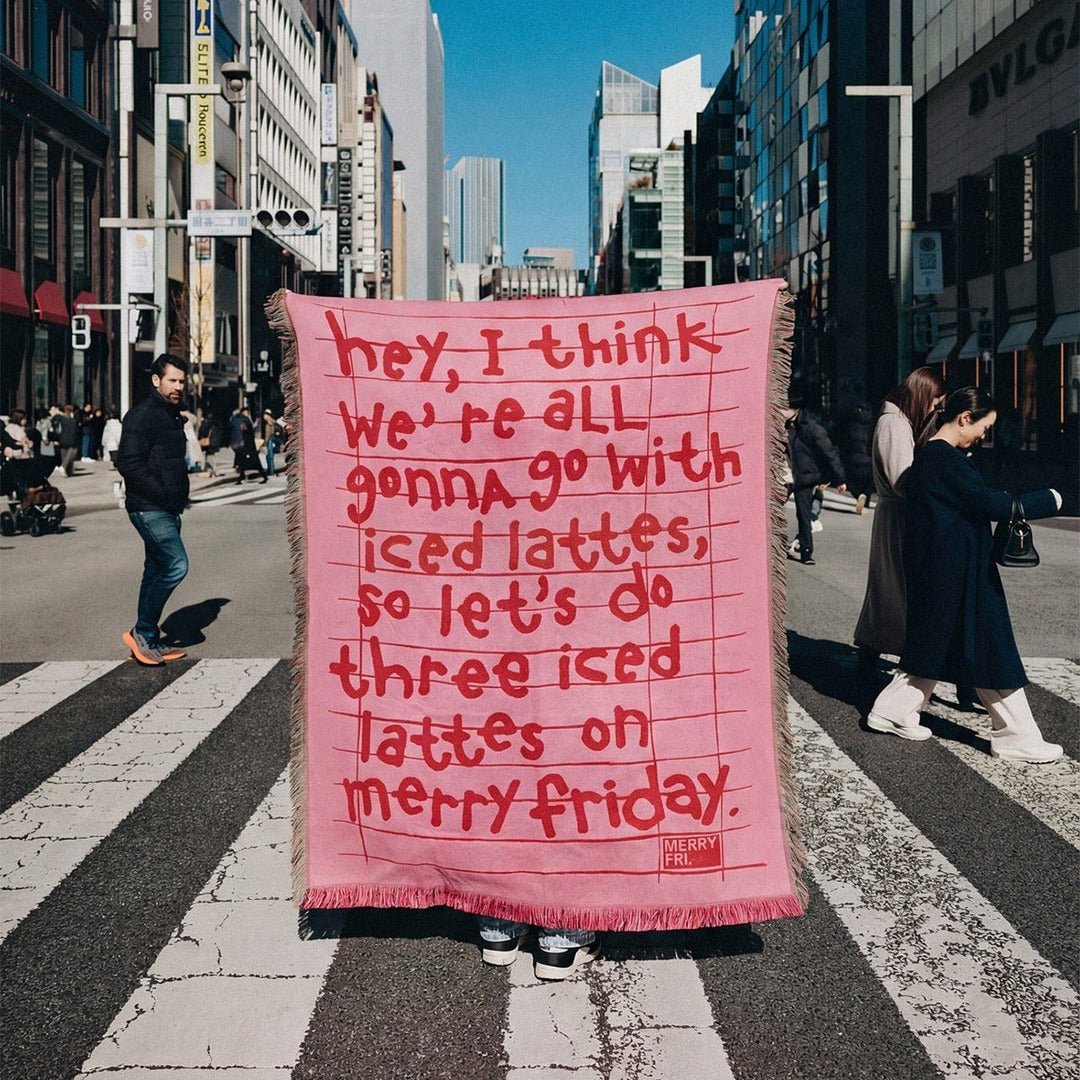 BR-10493-MERRY FRIDAY-MERRY FRIDAY ブランケット｜Typo II Red