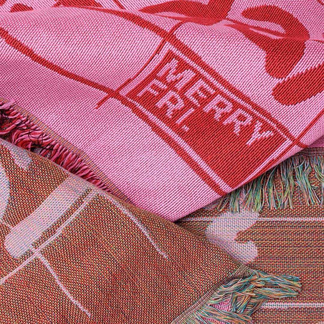 BR-10493-MERRY FRIDAY-MERRY FRIDAY ブランケット｜Typo II Red