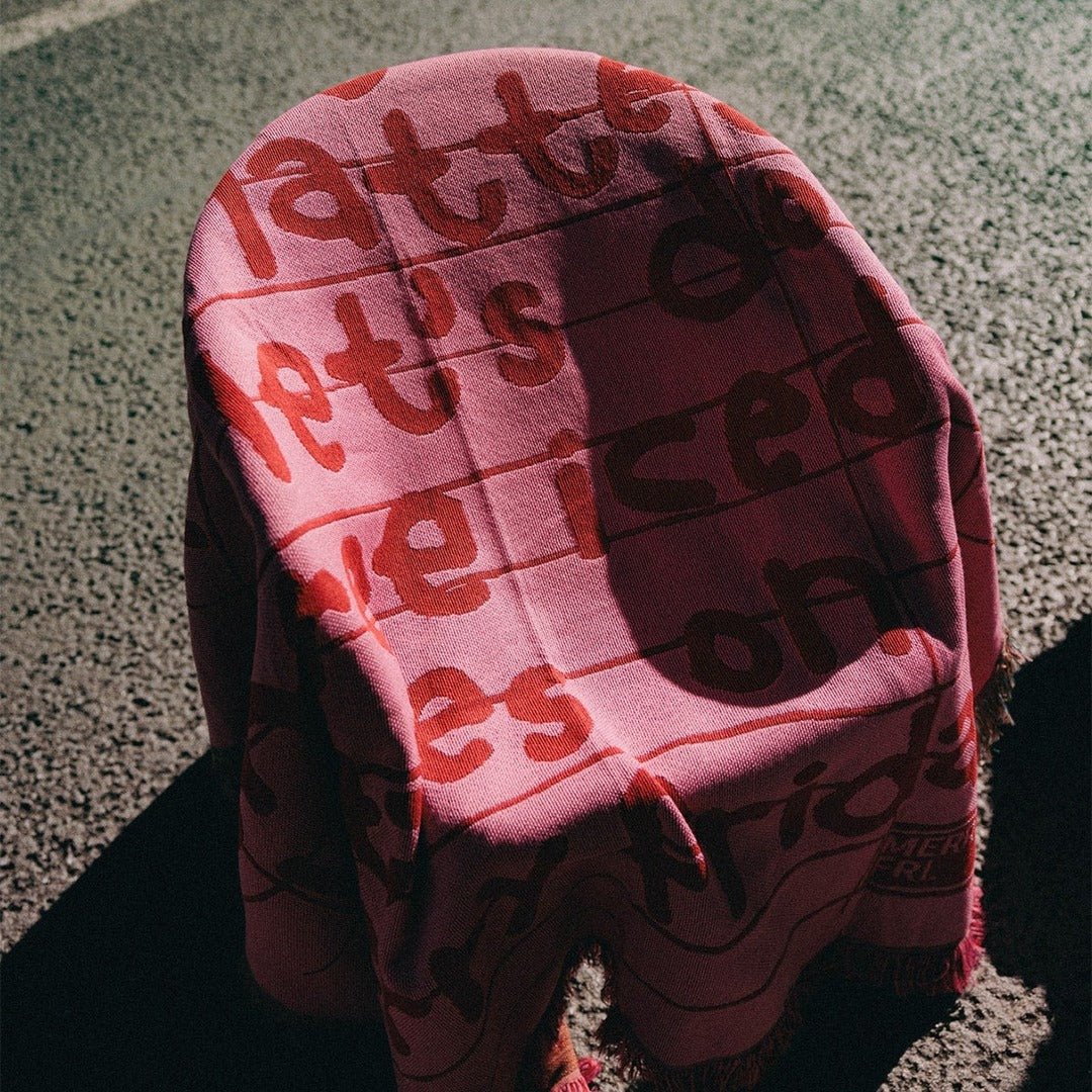 BR-10493-MERRY FRIDAY-MERRY FRIDAY ブランケット｜Typo II Red