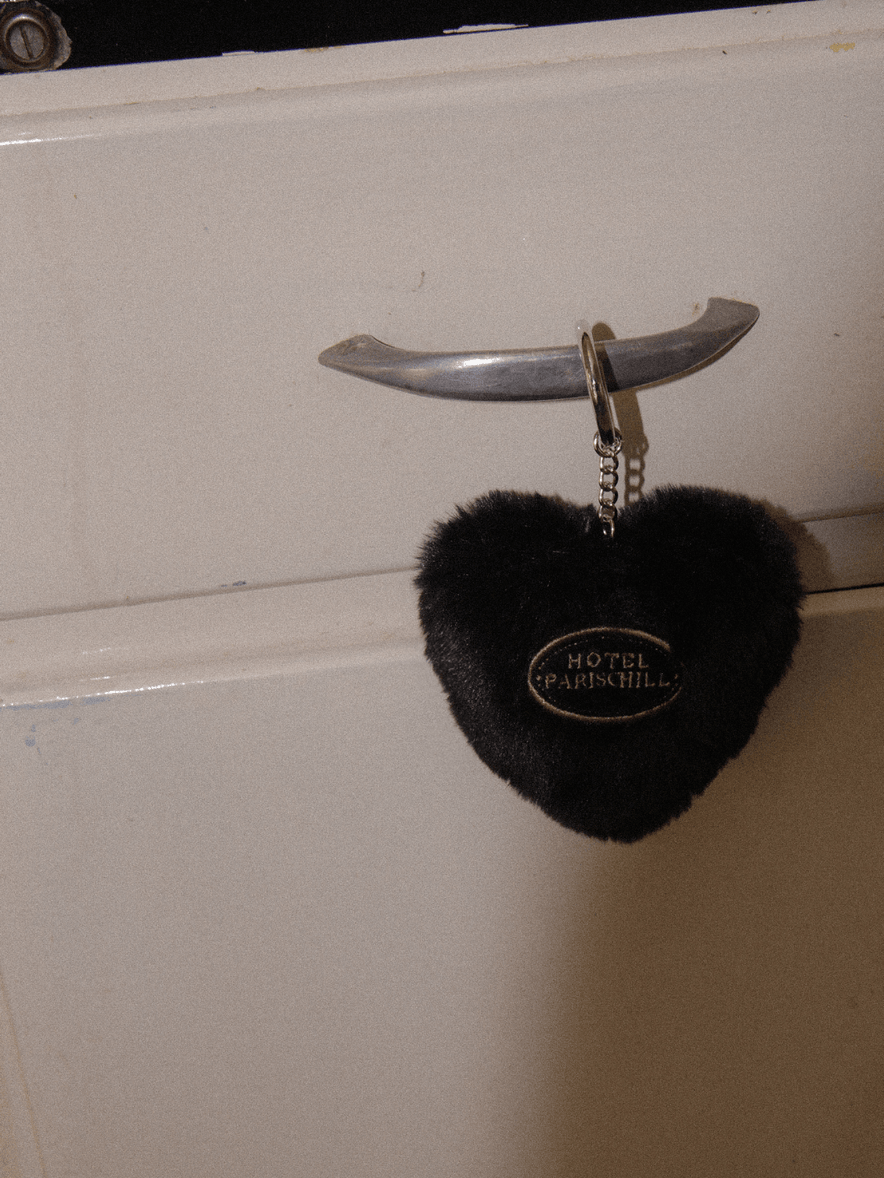 BR-5155-HOTEL PARIS CHILL-HOTEL PARIS CHILL キーホルダー｜Fluffy Heart Keychain