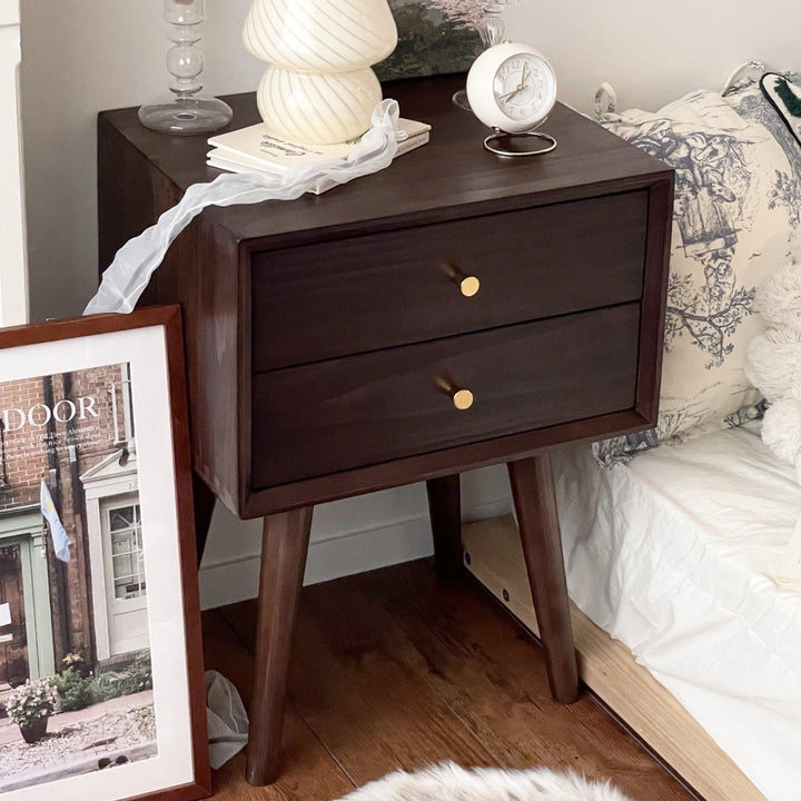 小ぶりでエレガントな、ベッドサイドチェスト 小ぶりでエレガントな、ベッドサイドチェスト