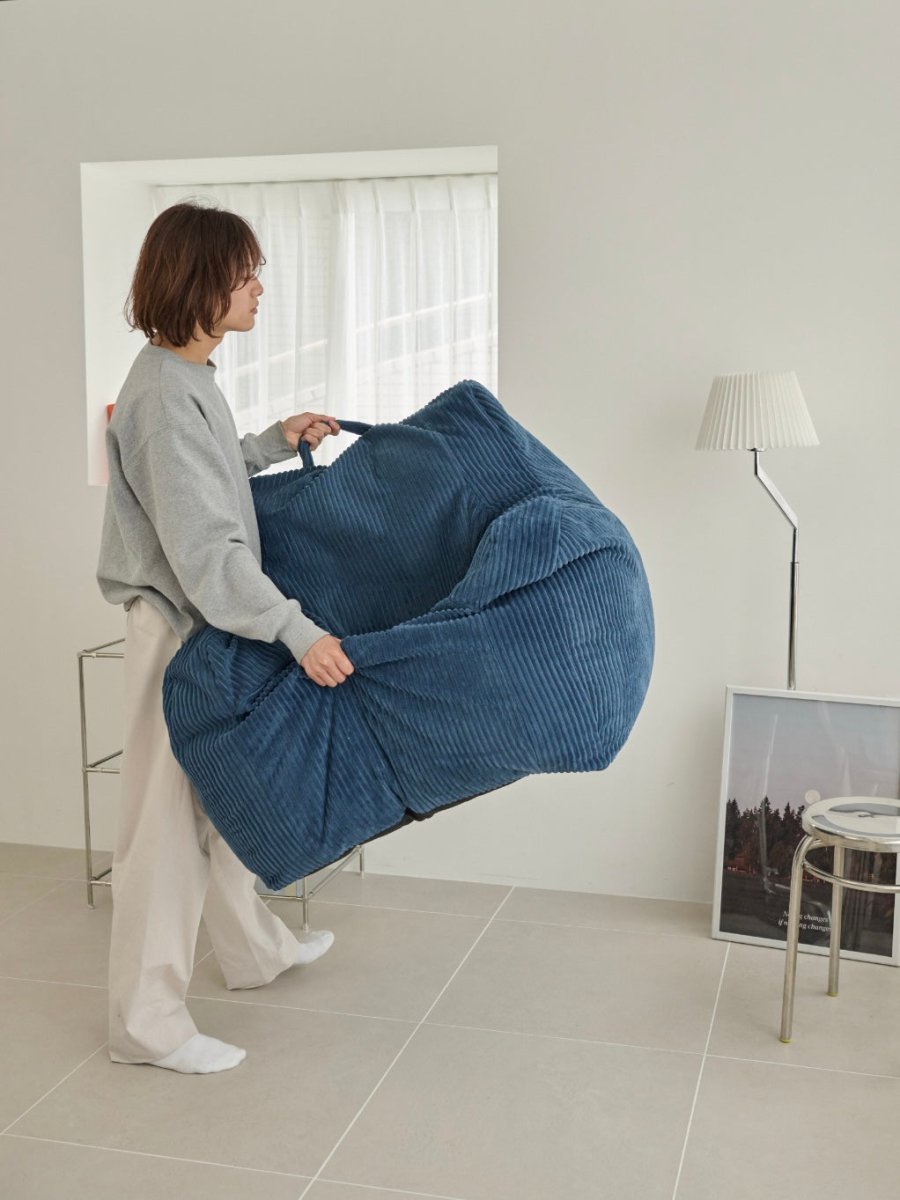 1人掛けを抱えて運んでいるところ