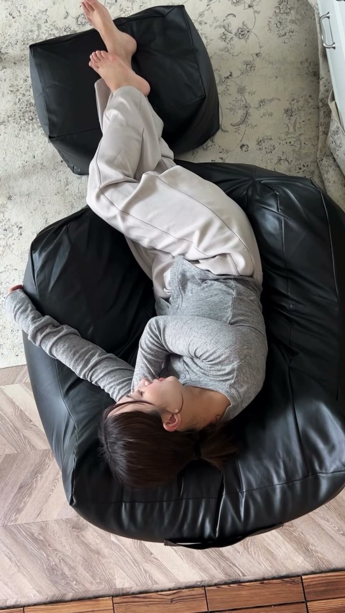 脚を伸ばした人を上から見た様子