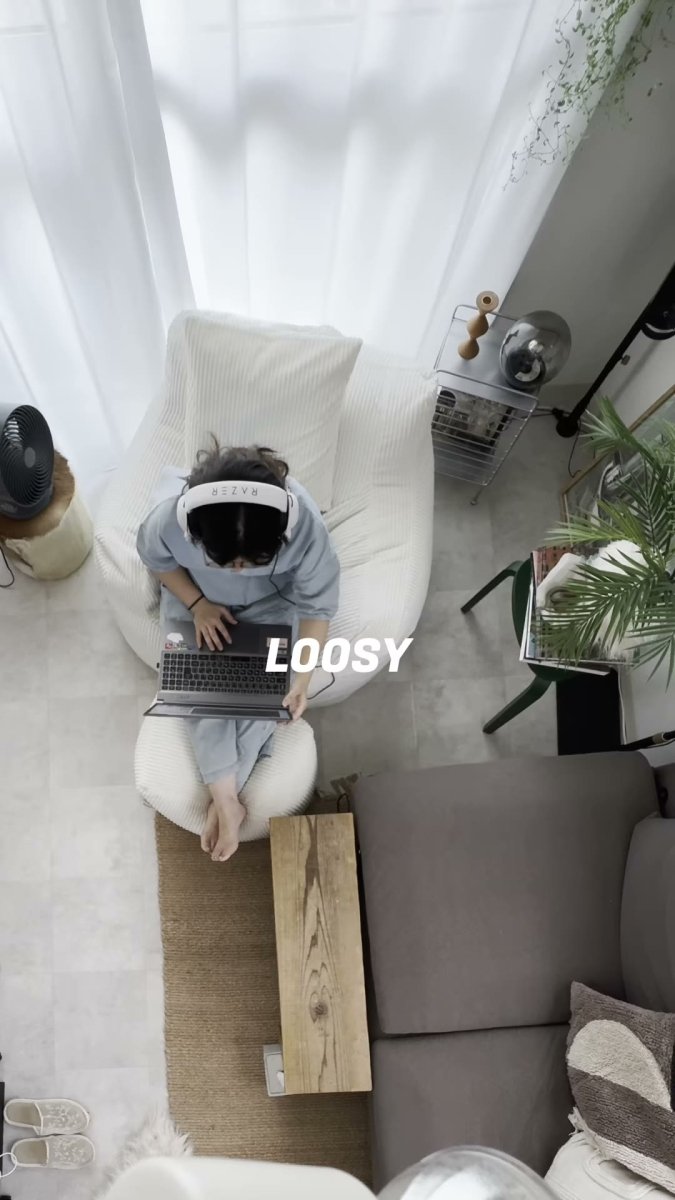 既存ソファと白いLOOSYで過ごす人を上から映した場面