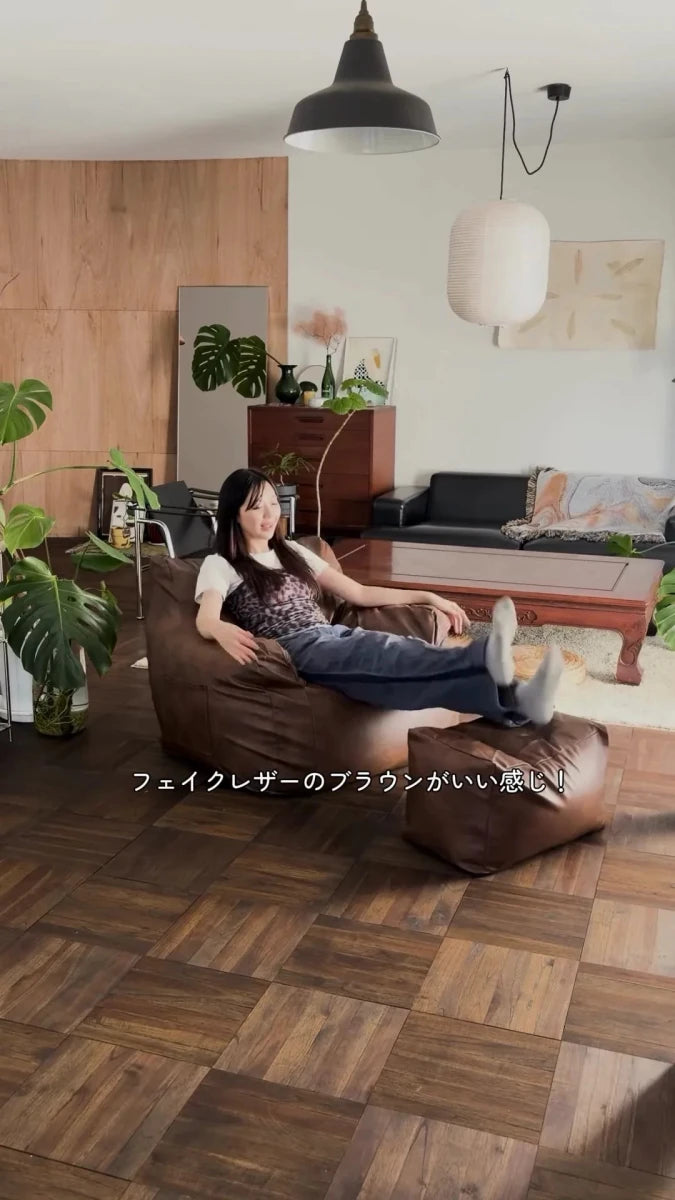 木の床と茶色いソファ