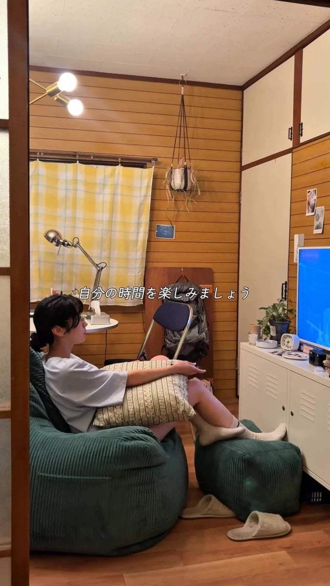 ソファとオットマンでくつろぐ人