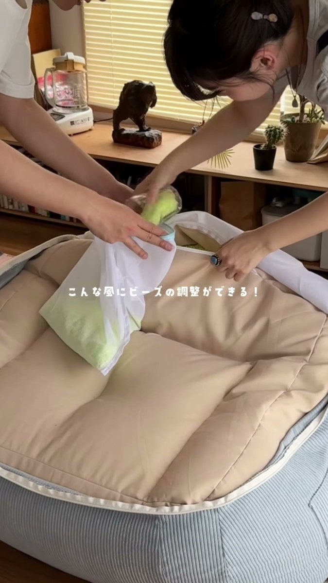 LOOSYの中にビーズを補充する手元