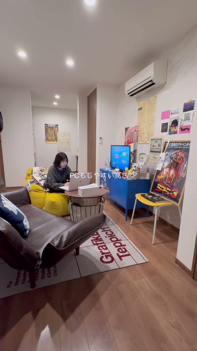 手前のソファと奥でPCを使う人